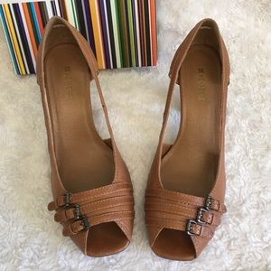 Na Na Fulton Tan leather pumps